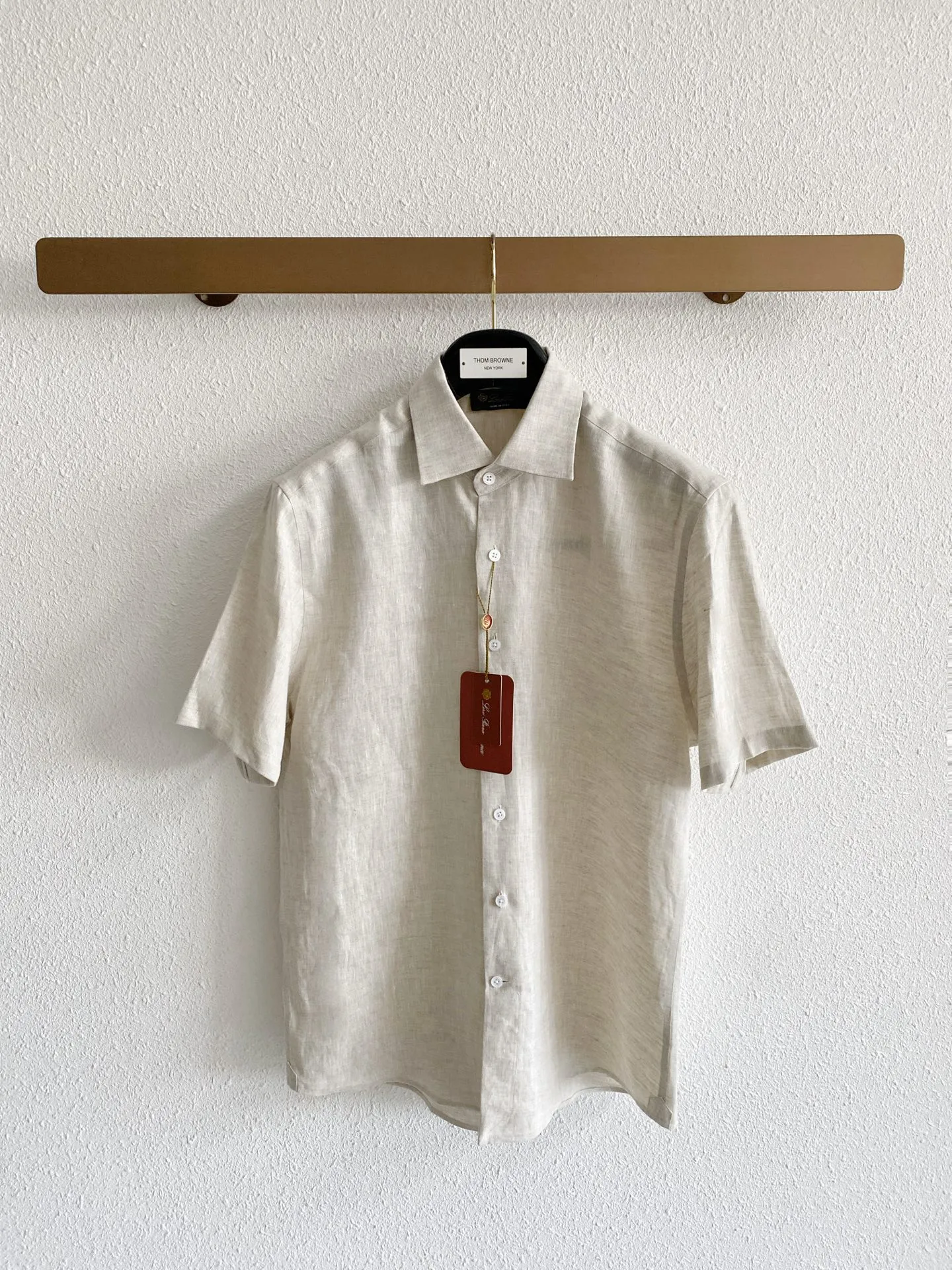 Loro Piana Pure Linen Short-Sleeved Quiet Luxury Shirt Fabric: Selected high-quality natural linen fabric, refined and softened before treatment, weakening the raw and itchy touch of native linen, making the upper body skin-friendly and comfortable. The fabric has a natural and fine fiber texture, showing a high-grade matte matte look and feel without a dazzling glossy effect. The flax fiber Breathable has sufficient pores, and the short-sleeved version is suitable for hot weather. It conducts heat quickly and can quickly discharge sweat during daily travel, making it less likely to get sticky on the back. The fine wrinkles formed in the fabric every day give it a casual atmosphere. The light colors have been processed through a color-fixing process, so they will not turn yellow or old easily after repeated washing. Version and details: The version adopts a slightly loose front-shoulder cut that is suitable for summer. The shoulder line is neatly processed and is better tolerant to body shapes with slippery shoulders, unbalanced shoulder width, and fat on the upper abdomen. The short-sleeved sleeves are cut to a moderate length and will not get stuck on the forearms and cause a sense of cramping. The classic pointed collar has a built-in invisible styling layer. Even after frequent cleaning in summer, the collar remains crisp. Buttoned up, it is suitable for light business scenes. Unbutton the top button to switch to a casual style. The placket is neatly routed and concealed, the button style is simple and low-key, and there is no exposed brand logo; the hem is arc-cut, which can be tucked into trousers to create a neat commuting look, or worn outside for relaxed everyday use, and the details are exquisitely crafted. Color selection: Pure White: clean and translucent in appearance, full of visual freshness in summer, suitable for trousers and shorts of various colors, highly suitable for workplace commuting and formal gatherings, and outstanding layering when paired with dark bottoms; Native linen Beige: retains the original natural tone of linen, with warm and soft tones, and stronger stain resistance. It is suitable for daily commuting and holiday travel. The style is lazy and retro, and has a higher fault tolerance rate for daily wear. Sizes:M-4XL